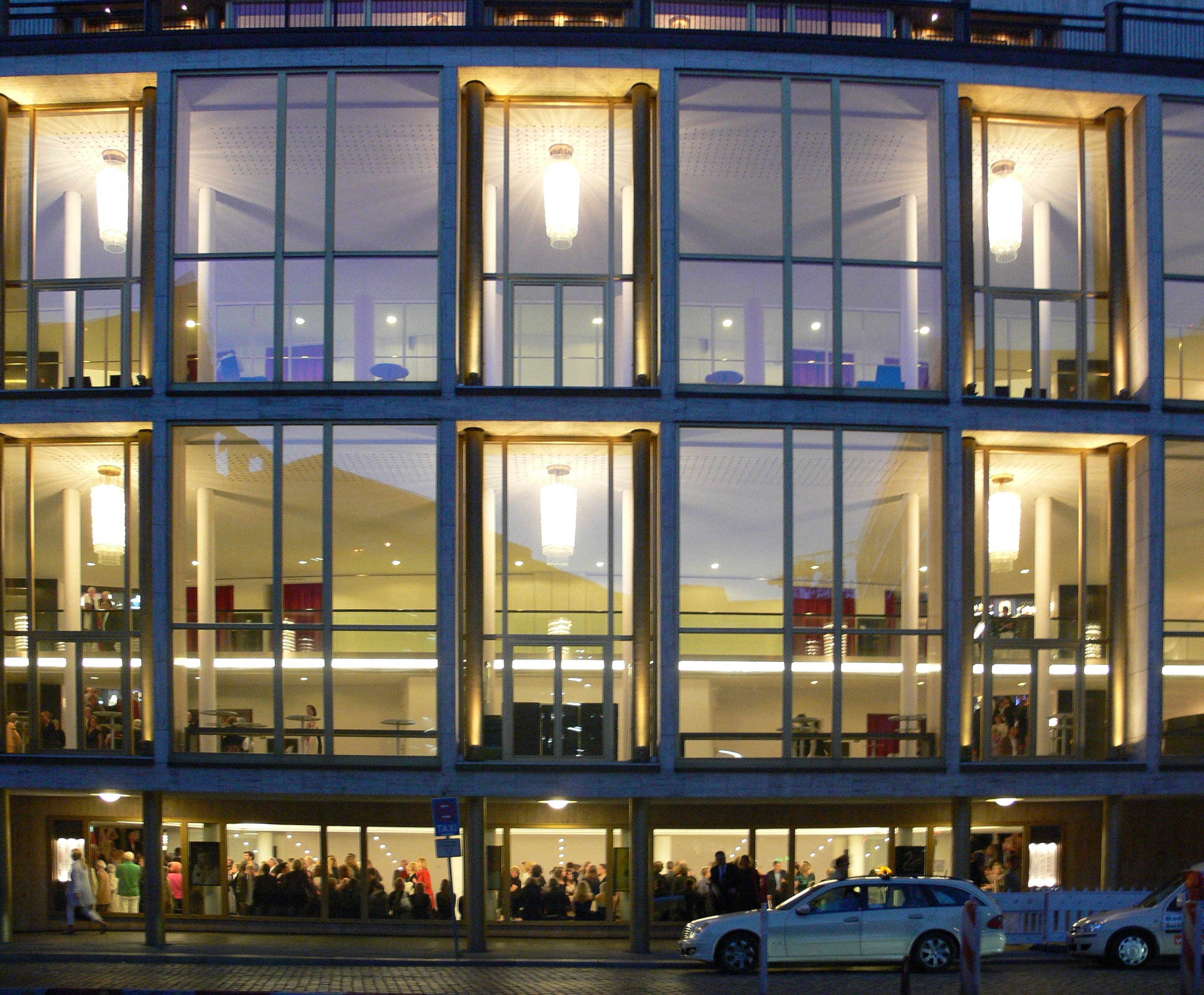 Hamburg_Staatsoper_außen_nachts_2